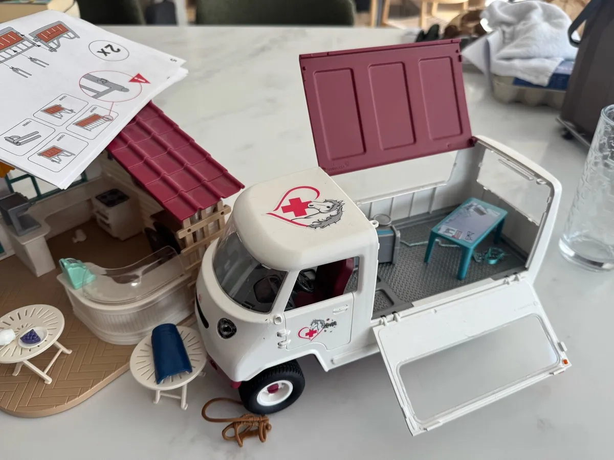 Schleich stable, cafe & ambulance - Image 4
