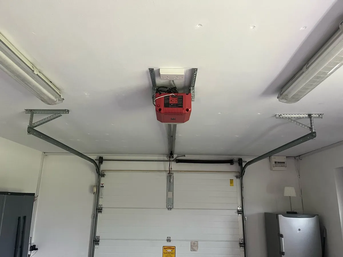 Electric garage door - Image 2