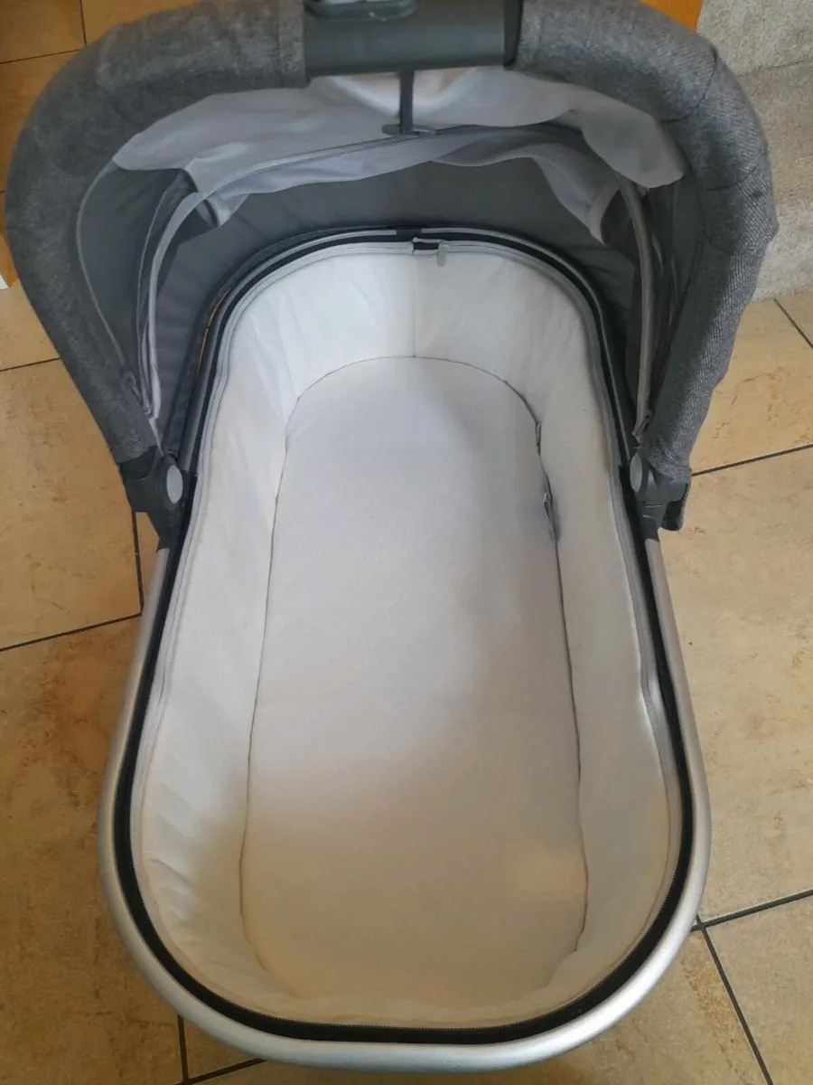 Uppababy Vista Carrycot - Image 2