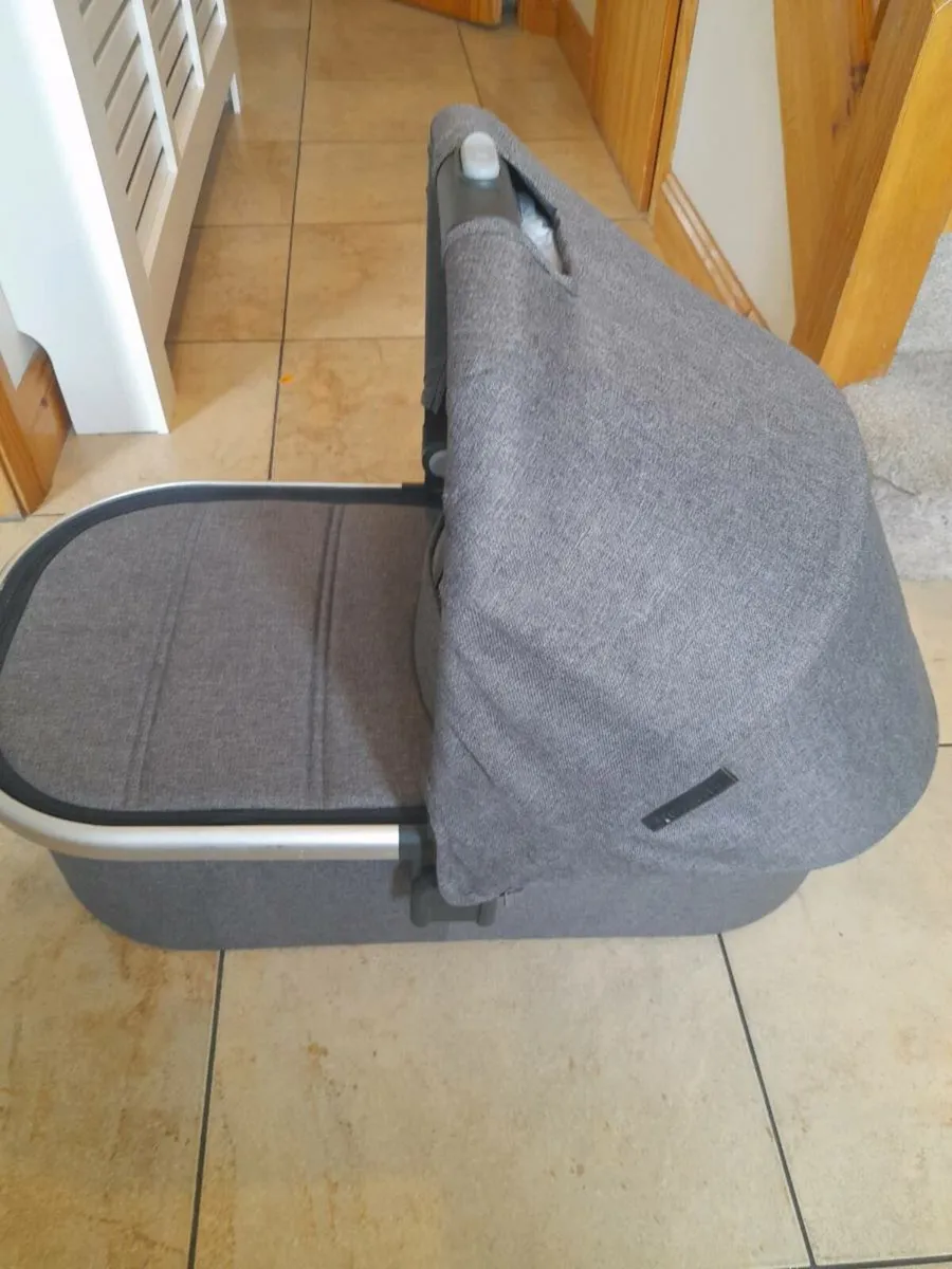 Uppababy Vista Carrycot - Image 1