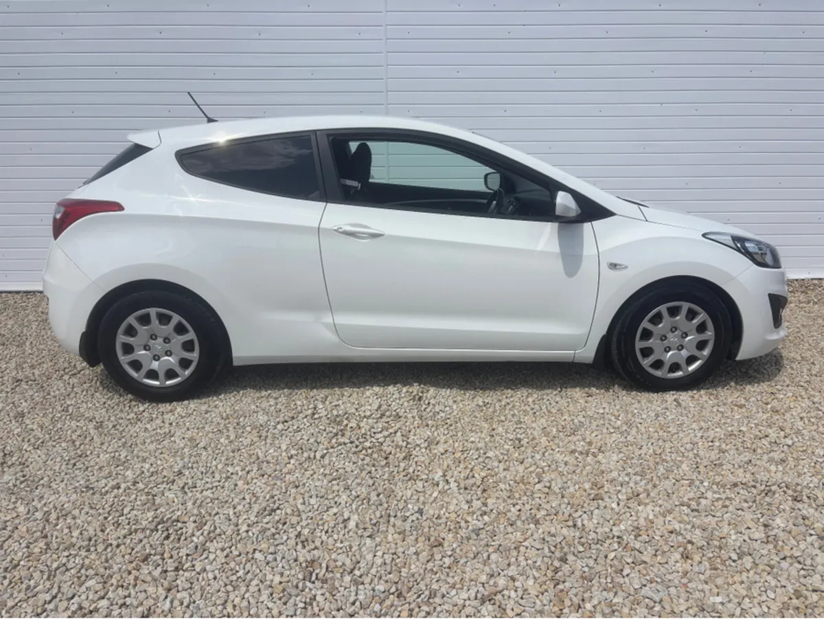 Hyundai i30 PRO 3DR - Image 2