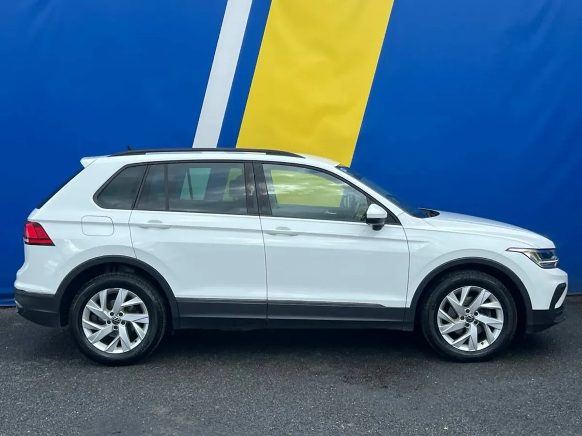Volkswagen Tiguan LIFE 2.0 TDI // REVERSE CAMERA / - Image 2