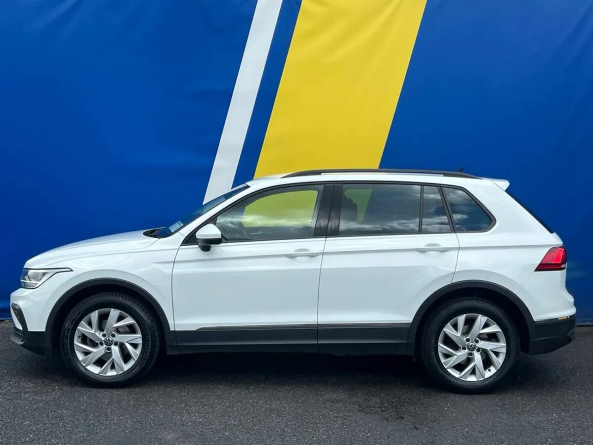 Volkswagen Tiguan LIFE 2.0 TDI // REVERSE CAMERA / - Image 3