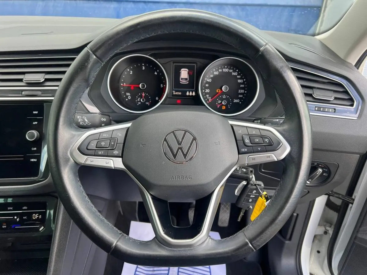 Volkswagen Tiguan LIFE 2.0 TDI // REVERSE CAMERA / - Image 4