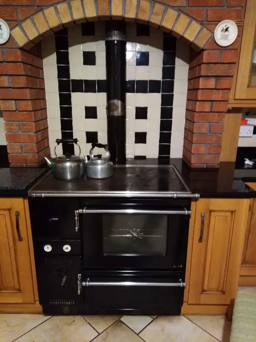 Solid Fuel Cooker heats 10-12 radiators - Image 1