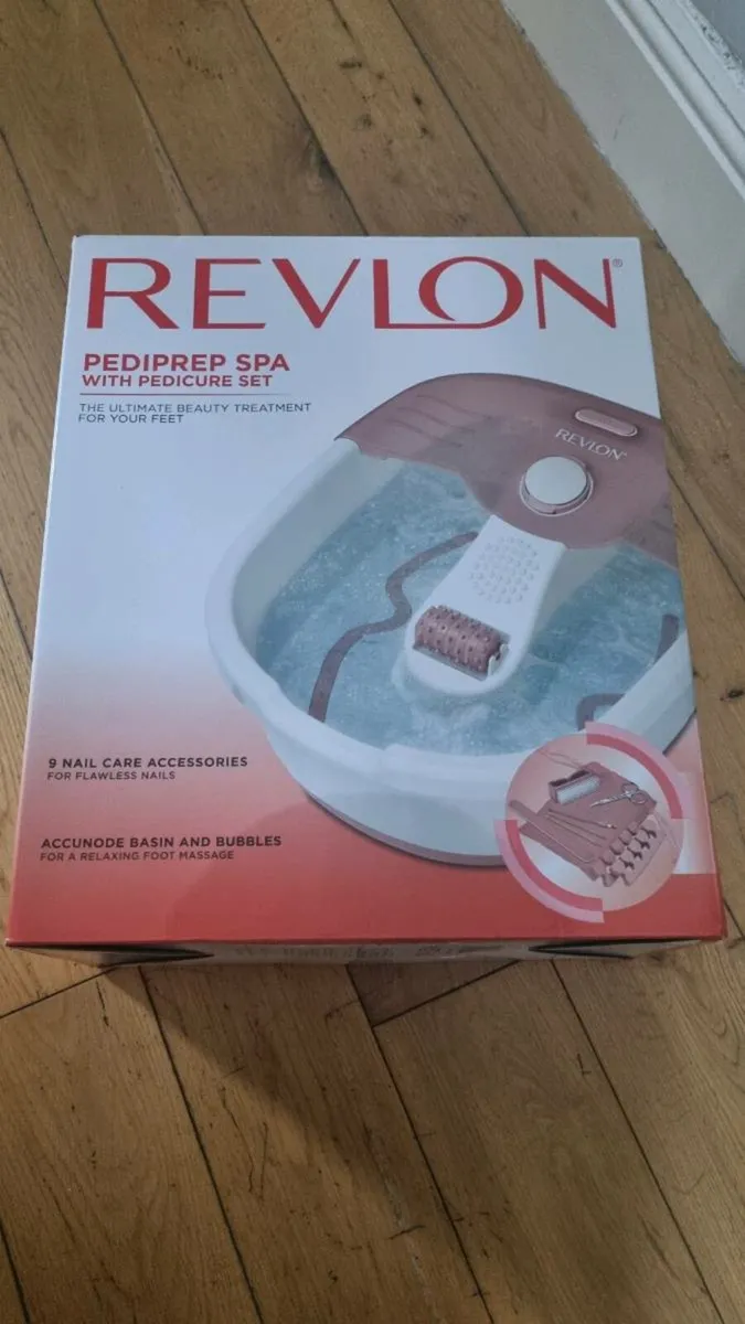 Revlon Electric foot  Spa with pedicure set - Image 1