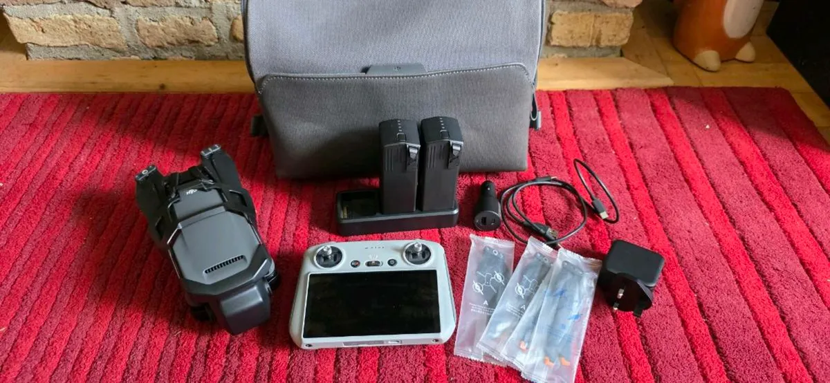 Drone DJI Mavic 3 clasic  fly more combo - Image 1