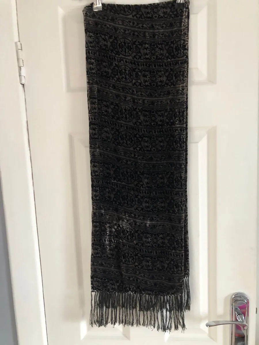 Ladies stunning scarf €10 - Image 1