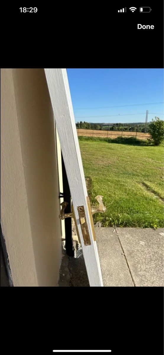 2 pine interior doors, painted White - Image 2
