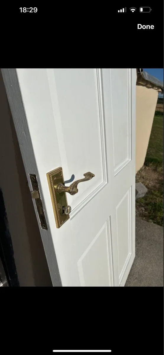 2 pine interior doors, painted White - Image 3