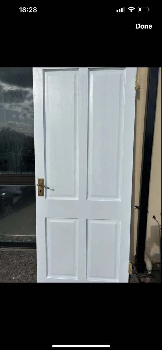 2 pine interior doors, painted White - Image 1