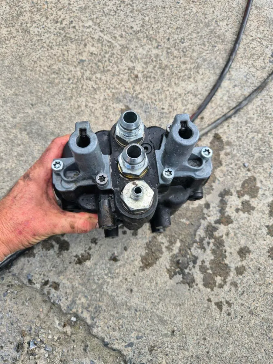 Quickie  loader valve chest - Image 3