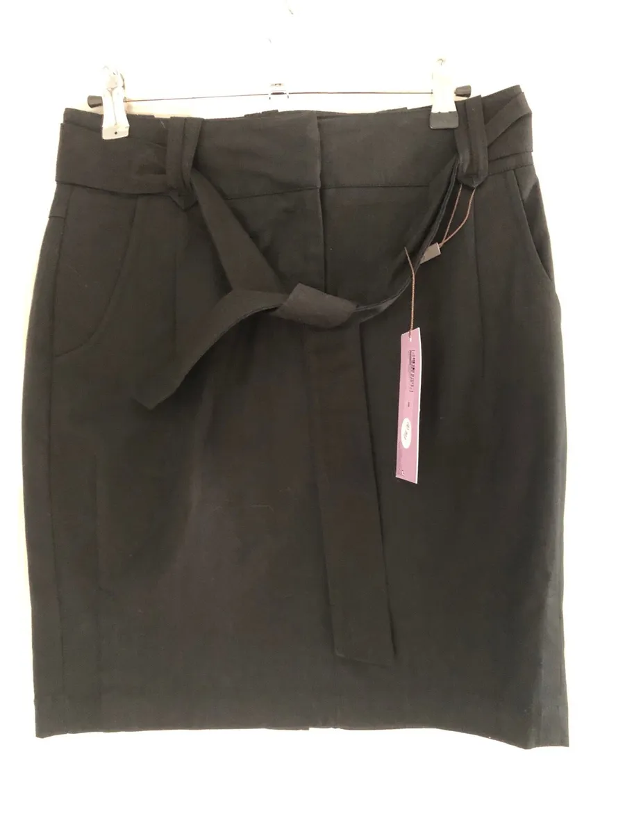 Ladies BNWT skirt size 8 €30 - Image 1