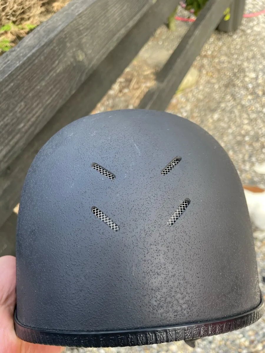 17 inch saddle and beginner back protector and hel - Image 2