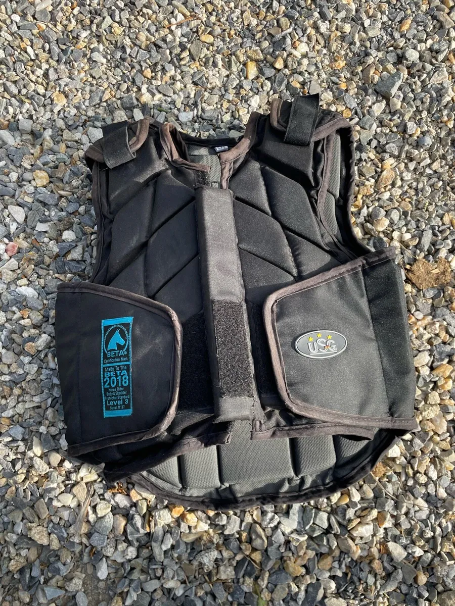 17 inch saddle and beginner back protector and hel - Image 4