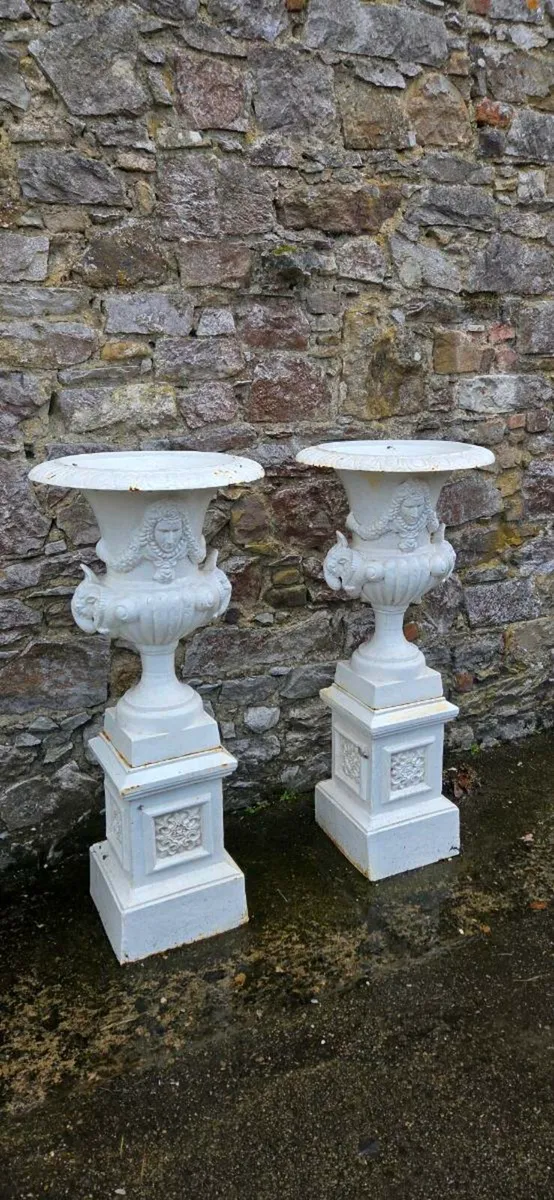 Old pair of cast iron flower pots - Image 2