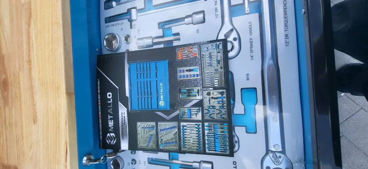 TOOL BOXES FULL WITH TOOLS - Image 3