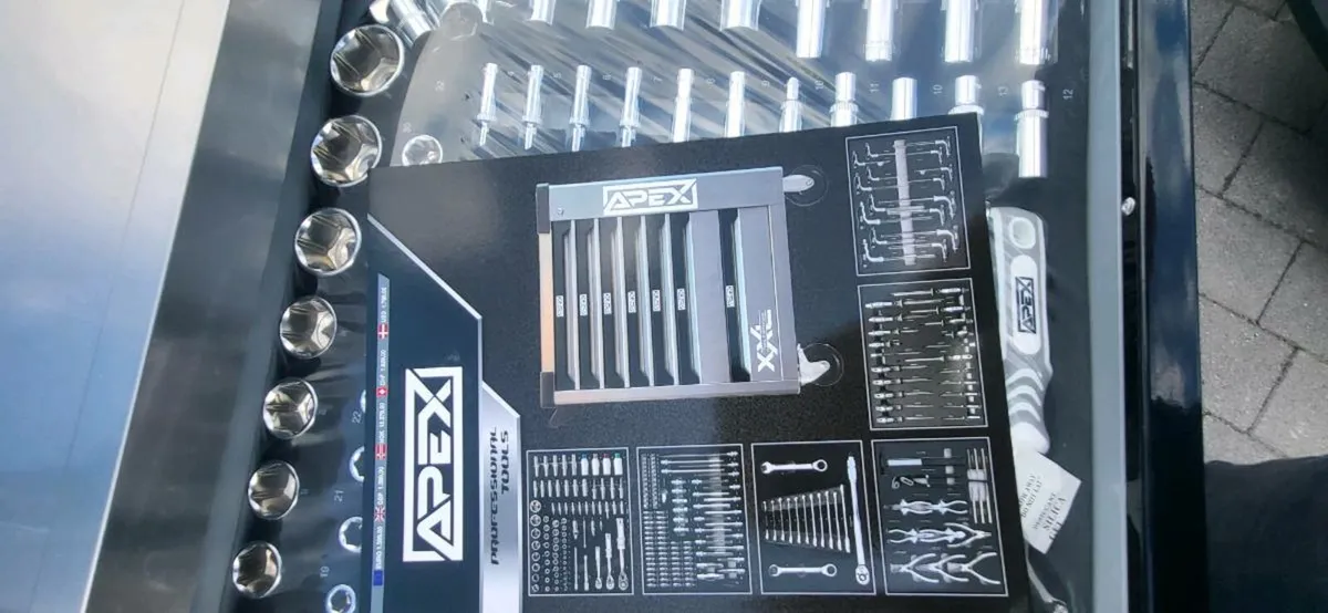 TOOL BOXES FULL WITH TOOLS - Image 4