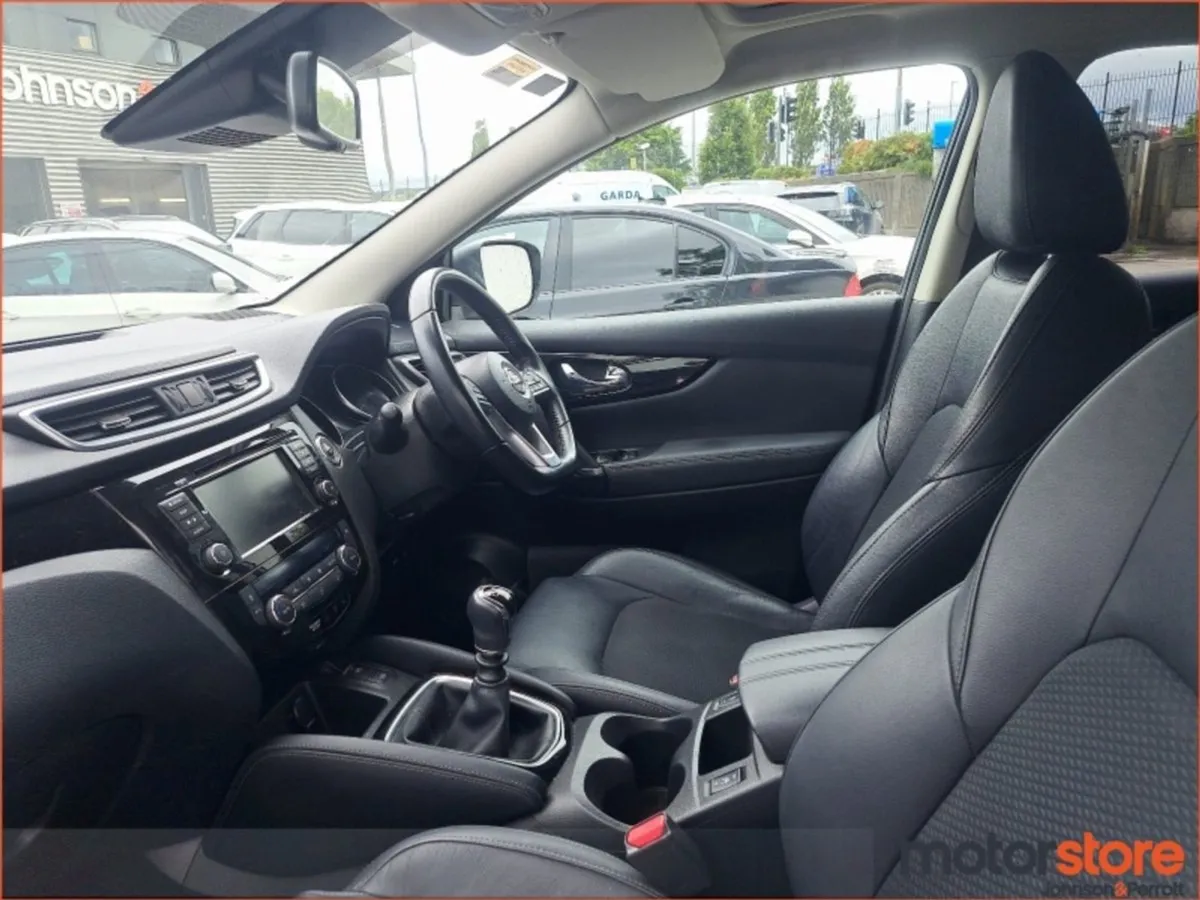 Nissan QASHQAI SV Premium Tiny Mileage - Image 3