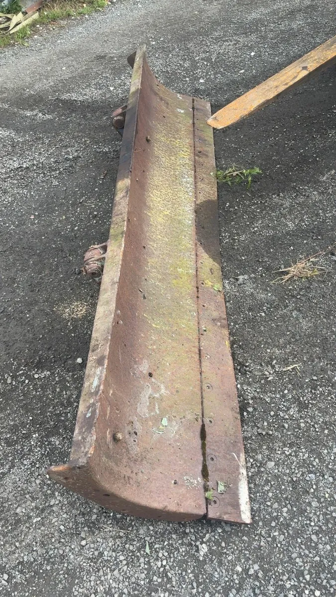 Digger blade and digger seat - Image 1