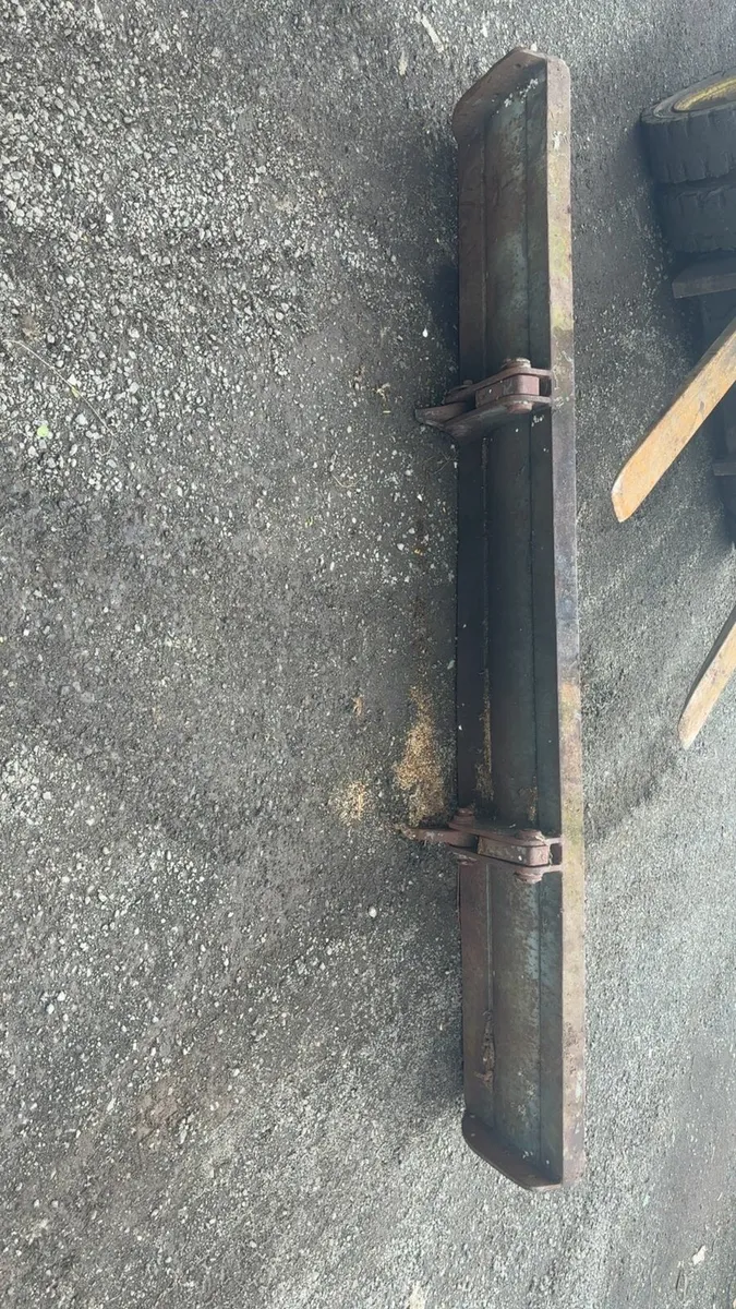 Digger blade and digger seat - Image 2