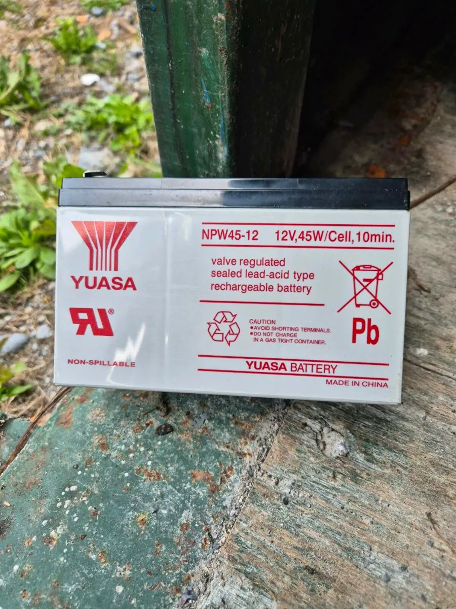 12 volt battery - Image 1
