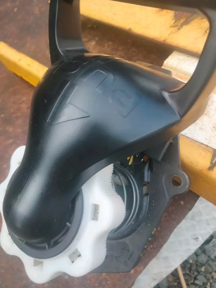 Renault Clio spare wheel holder - Image 2
