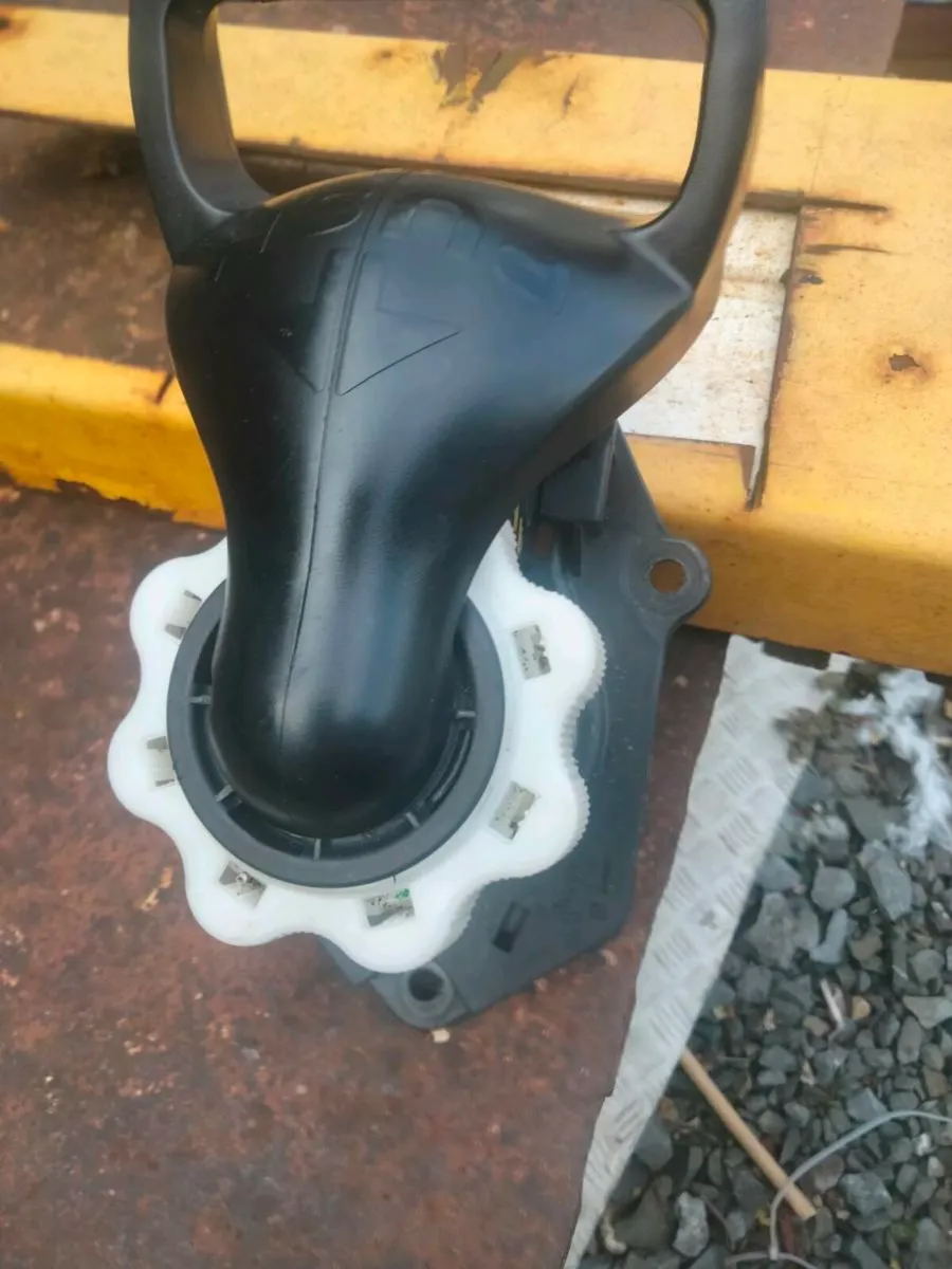 Renault Clio spare wheel holder - Image 3