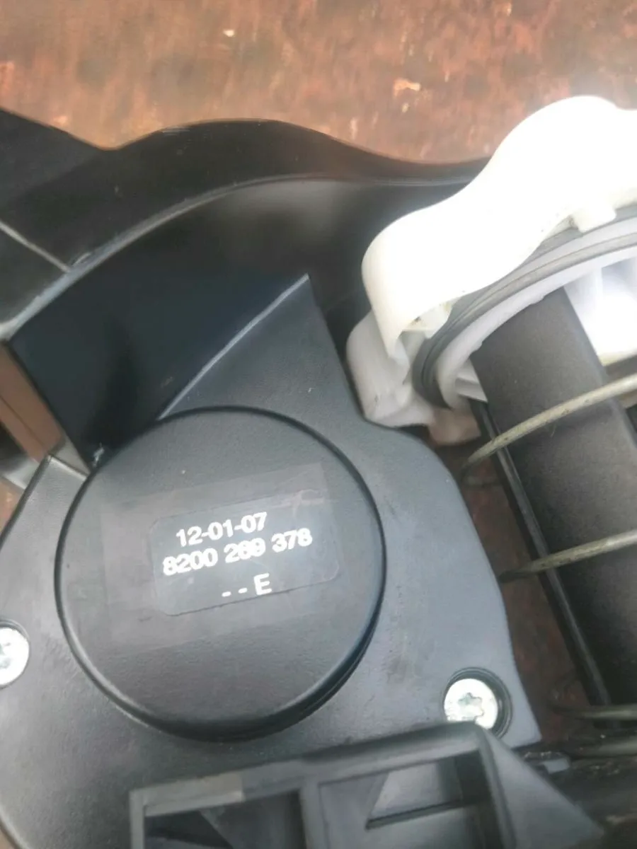 Renault Clio spare wheel holder - Image 4