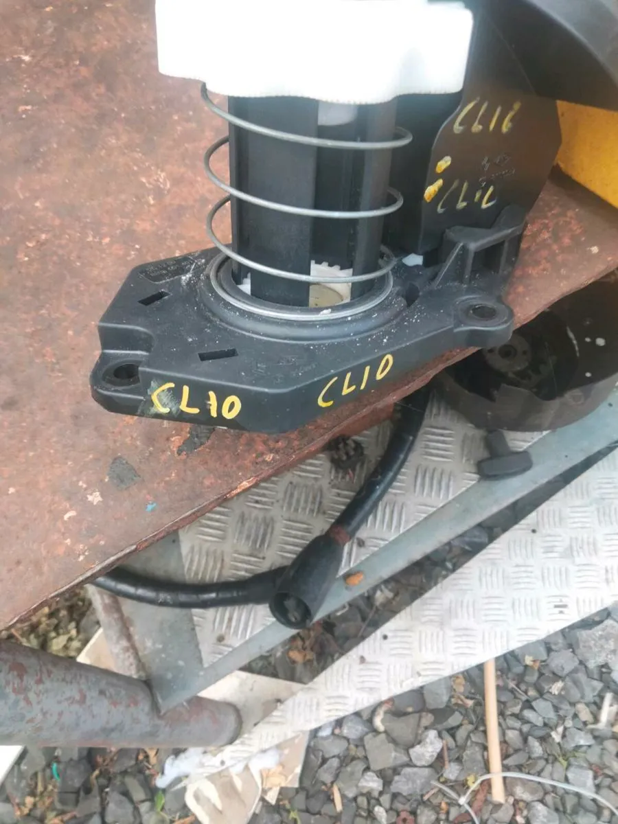 Renault Clio spare wheel holder - Image 1