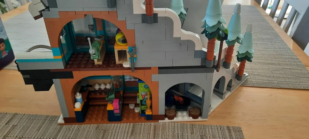 Lego friends holiday ski slope and CAFÉ 41756 - Image 2