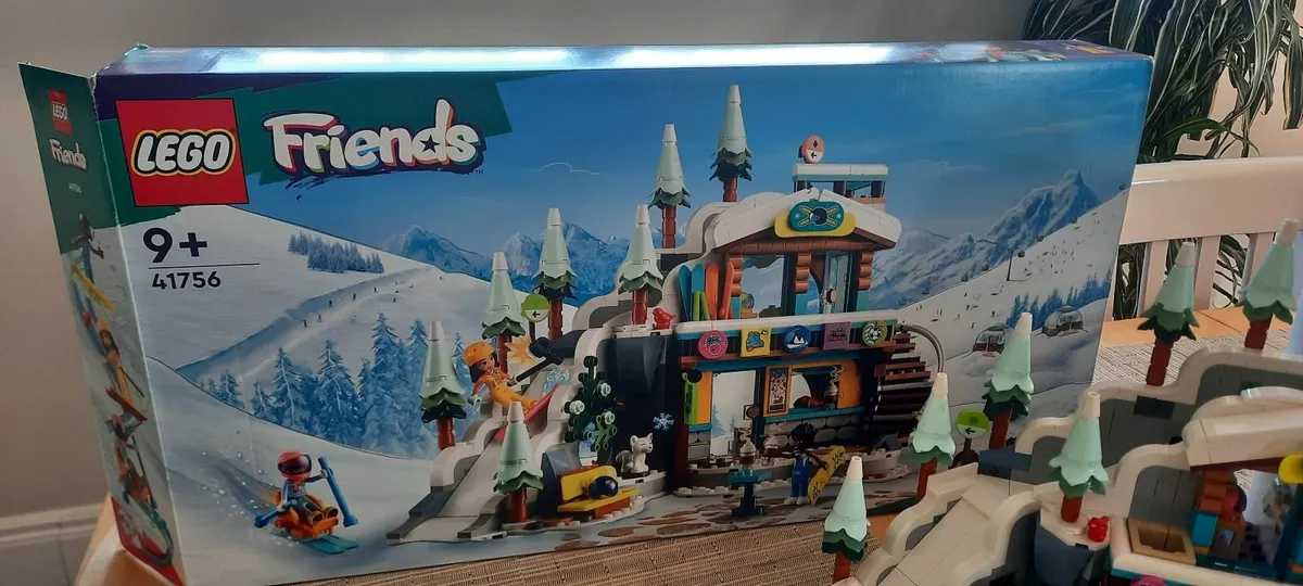 Lego friends holiday ski slope and CAFÉ 41756 - Image 1