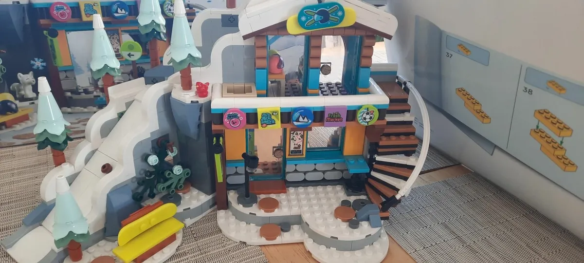 Lego friends holiday ski slope and CAFÉ 41756 - Image 3