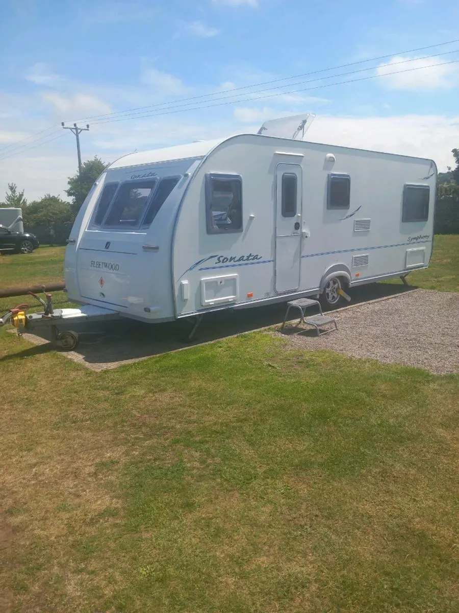 Touring caravan, 6 berth , fixed bed - Image 1