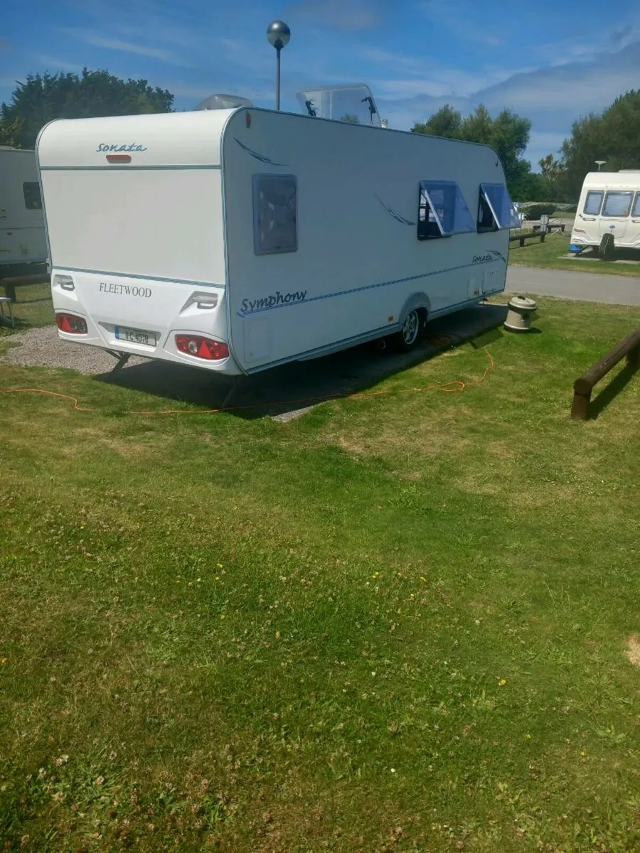 Touring caravan, 6 berth , fixed bed - Image 3