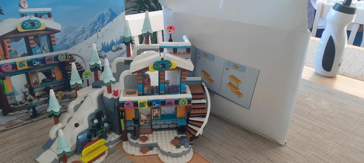 Lego friends holiday ski slope and cafe 41756 - Image 2