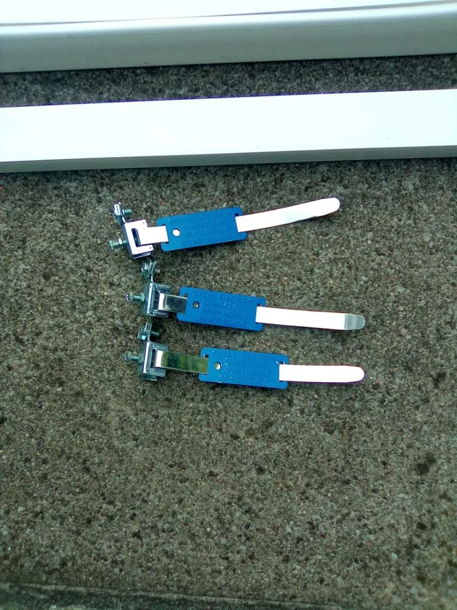 2  X  2 METRE LENGTHS. OF. PLASTIC  TRUNKING - Image 3