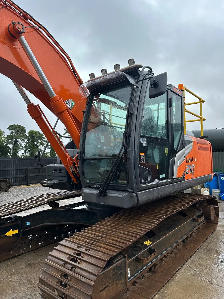 HITACHI ZX210LC-7 2022 - Image 2