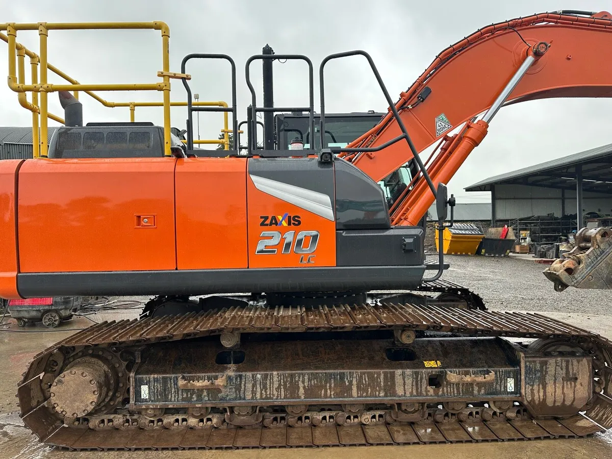 HITACHI ZX210LC-7 2022 - Image 3
