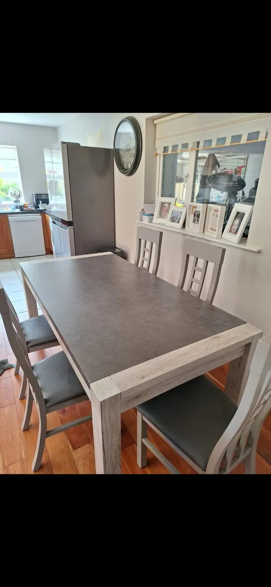Table and chairs - Image 1