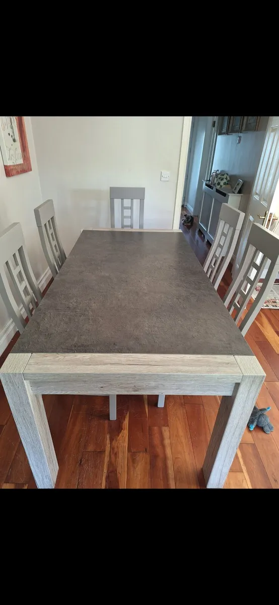 Table and chairs - Image 2