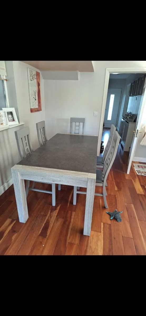 Table and chairs - Image 3