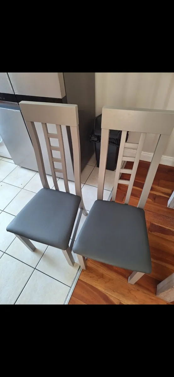 Table and chairs - Image 4