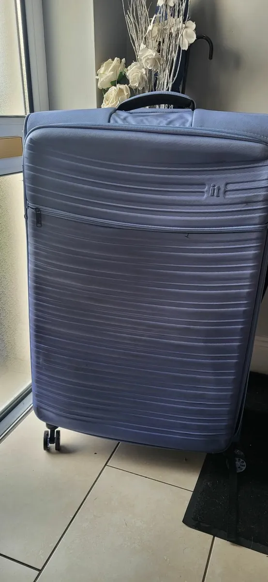 Soft shell suit case with warranty = extra large - Image 1