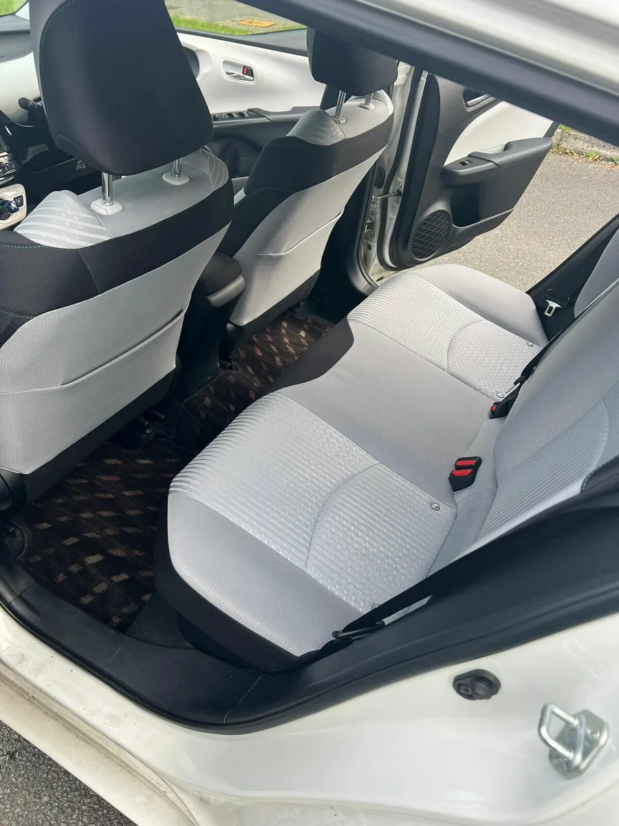 Toyota Prius - Image 4