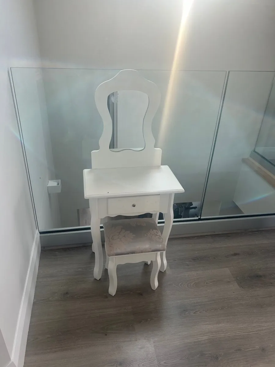 Kids Vanity Table and stool - Image 2