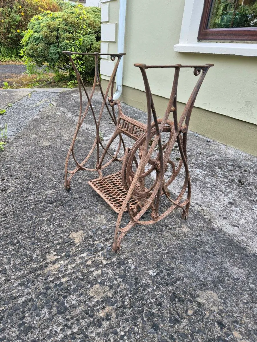Antique sewing machine base - Image 1