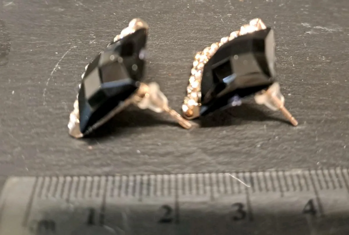 Black Square and diamond earrings - Image 3