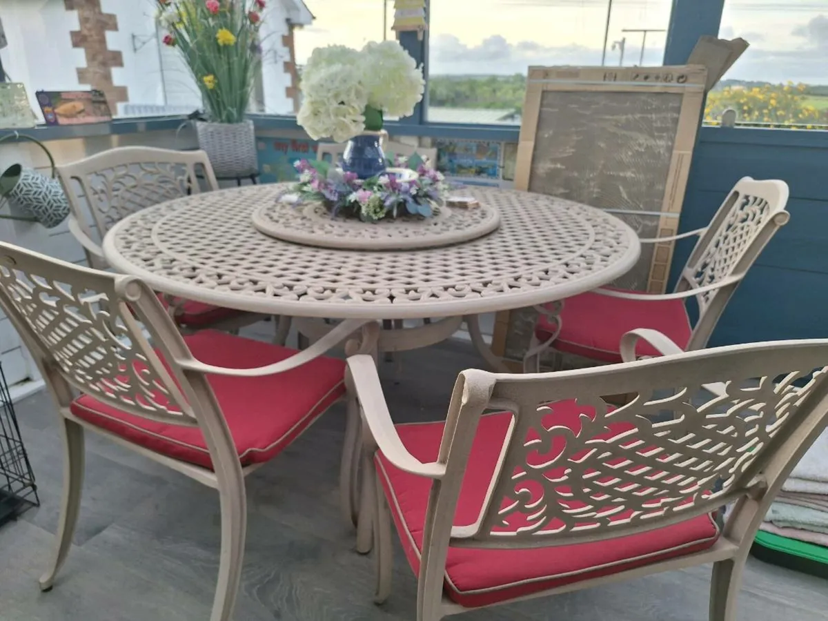 Aluminium garden table with 5 chairs and cushions - Image 1