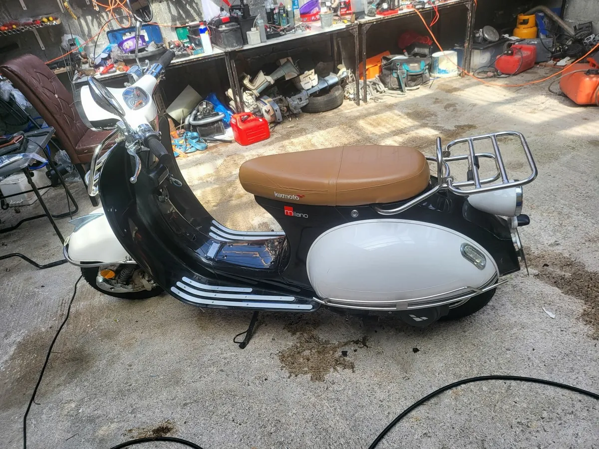 182 lexmoto milano retro scooter 125cc 4 stroke - Image 2